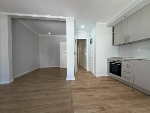 Apartamento T2 - Moscavide - 3º Andar - Completamente Remodelado
