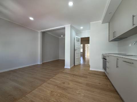 Apartamento T2 - Moscavide - 3º Andar - Completamente Remodelado