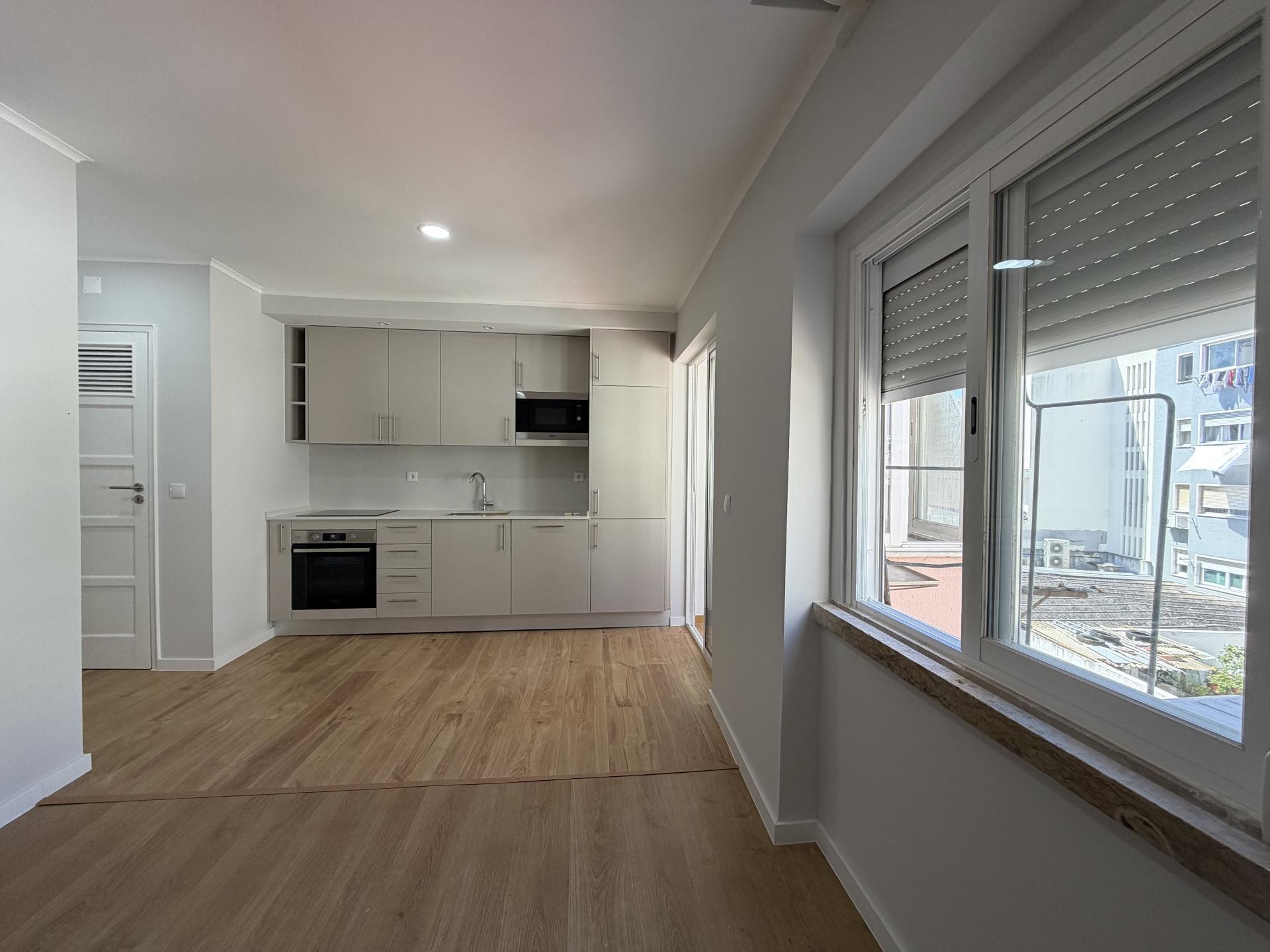 Apartamento T2 - Moscavide - 3º Andar - Completamente Remodelado