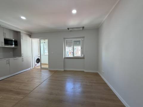Apartamento T2 - Moscavide - 3º Andar - Completamente Remodelado