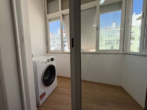 Apartamento T2 - Moscavide - 3º Andar - Completamente Remodelado