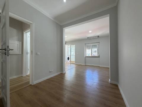 Apartamento T2 - Moscavide - 3º Andar - Completamente Remodelado