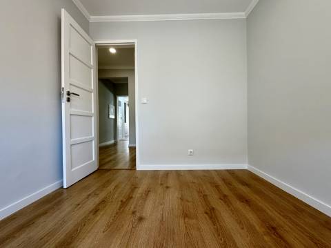 Apartamento T2 - Moscavide - 3º Andar - Completamente Remodelado