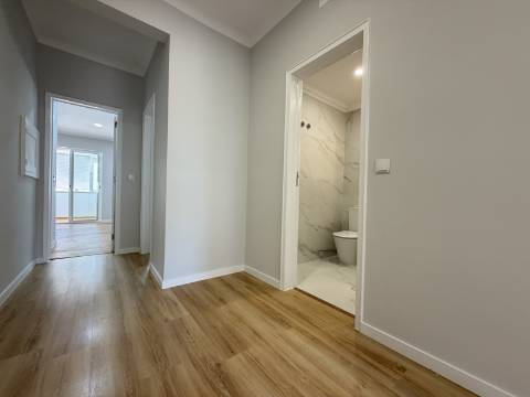 Apartamento T2 - Moscavide - 3º Andar - Completamente Remodelado