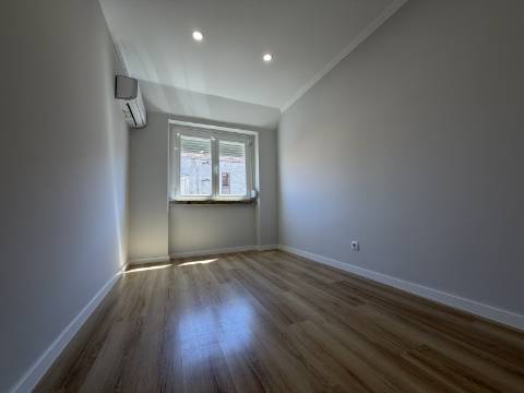 Apartamento T2 - Moscavide - 3º Andar - Completamente Remodelado
