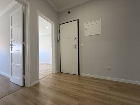 Apartamento T2 - Moscavide - 3º Andar - Completamente Remodelado