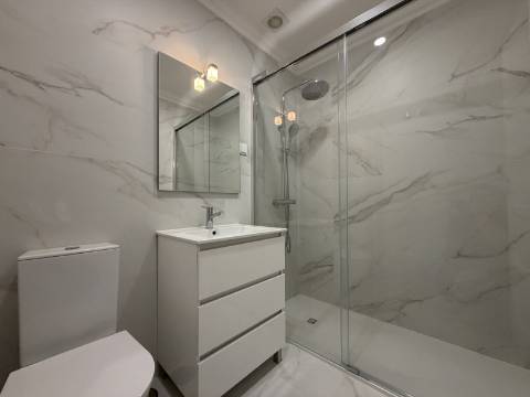 Apartamento T2 - Moscavide - 3º Andar - Completamente Remodelado