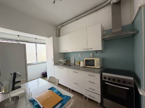 T2 p/ Venda - Moscavide - RCH ALTO - Luminoso