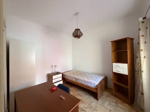 T2 p/ Venda - Moscavide - RCH ALTO - Luminoso
