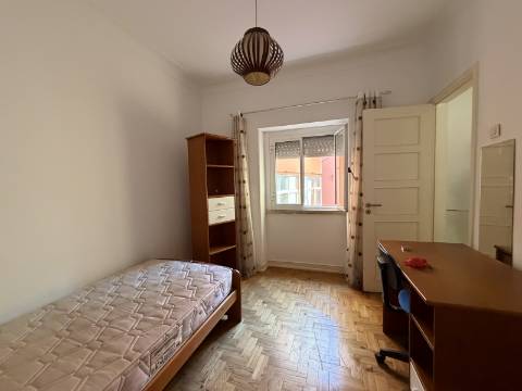 T2 p/ Venda - Moscavide - RCH ALTO - Luminoso