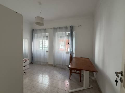 T2 p/ Venda - Moscavide - RCH ALTO - Luminoso