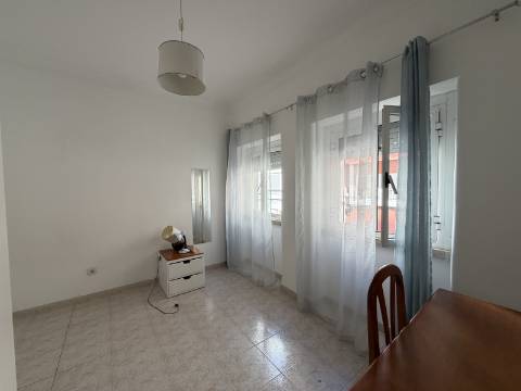 T2 p/ Venda - Moscavide - RCH ALTO - Luminoso