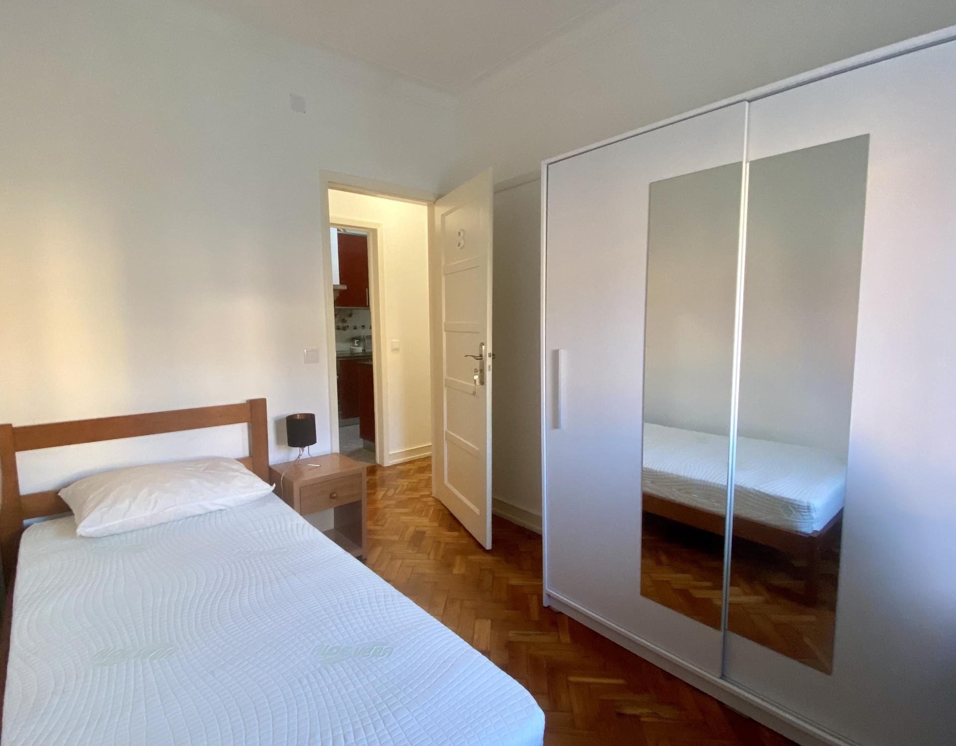 Arrenda-se QUARTO - Vila de Moscavide - junto à Universidade IADE - Metro