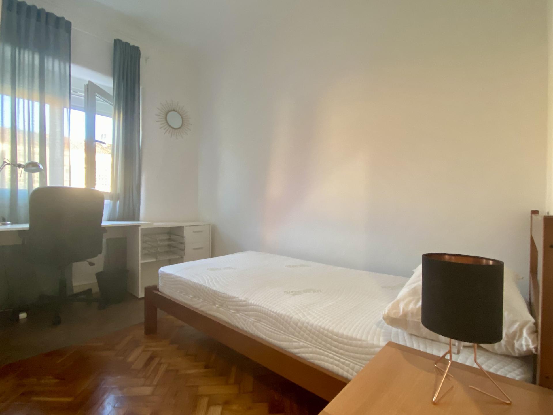 Arrenda-se QUARTO - Vila de Moscavide - junto à Universidade IADE - Metro