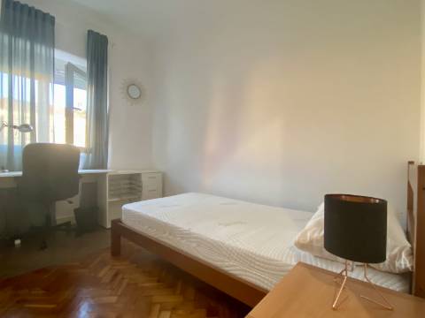 Arrenda-se QUARTO - Vila de Moscavide - junto à Universidade IADE - Metro