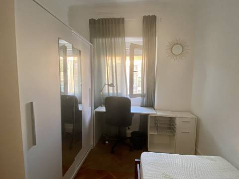 Arrenda-se QUARTO - Vila de Moscavide - junto à Universidade IADE - Metro