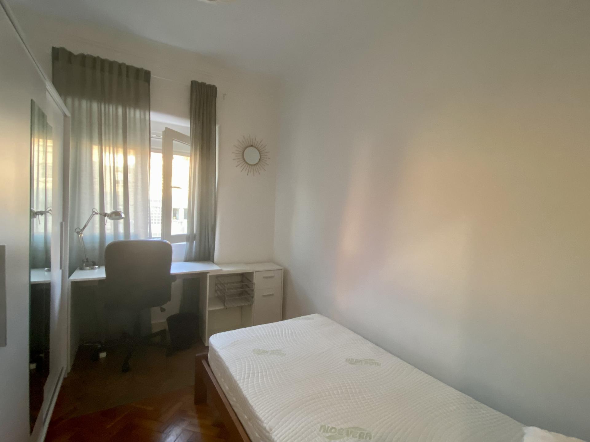 Arrenda-se QUARTO - Vila de Moscavide - junto à Universidade IADE - Metro
