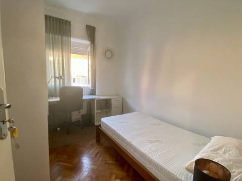 Arrenda-se QUARTO - Vila de Moscavide - junto à Universidade IADE - Metro
