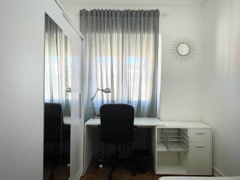 Arrenda-se QUARTO - Vila de Moscavide - junto à Universidade IADE - Metro