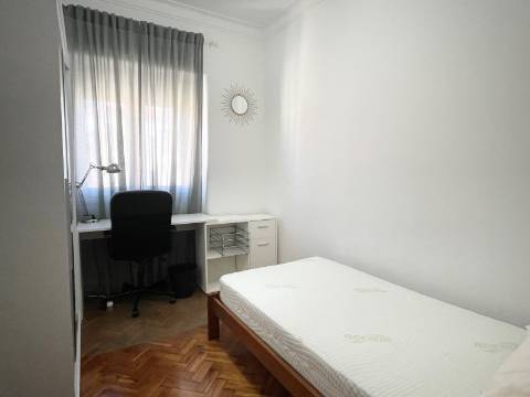 Arrenda-se QUARTO - Vila de Moscavide - junto à Universidade IADE - Metro