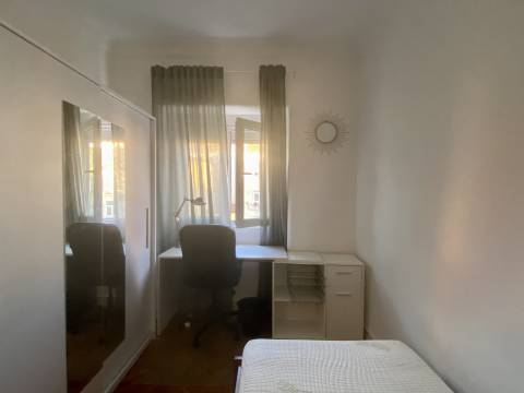 Arrenda-se QUARTO - Vila de Moscavide - junto à Universidade IADE - Metro