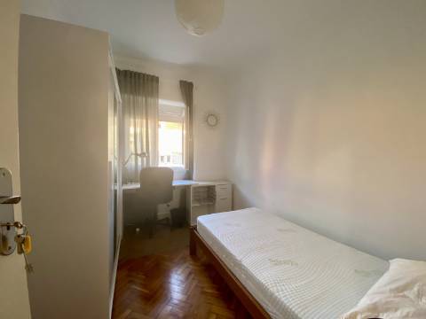 Arrenda-se QUARTO - Vila de Moscavide - junto à Universidade IADE - Metro