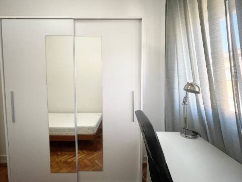 Arrenda-se QUARTO - Vila de Moscavide - junto à Universidade IADE - Metro