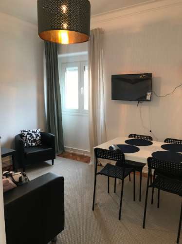 Arrenda-se QUARTO - Vila de Moscavide - junto à Universidade IADE - Metro