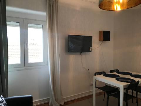 Arrenda-se QUARTO - Vila de Moscavide - junto à Universidade IADE - Metro
