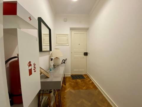 Arrenda-se QUARTO - Vila de Moscavide - junto à Universidade IADE - Metro