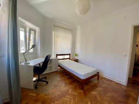 Arrenda-se Quarto - Moscavide - junto à Universidade Europeia
