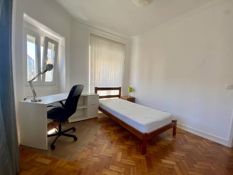 Arrenda-se Quarto - Moscavide - junto à Universidade Europeia