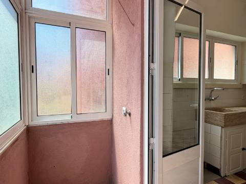 Apartamento T1+1 - Moscavide - R/C Alto - Central