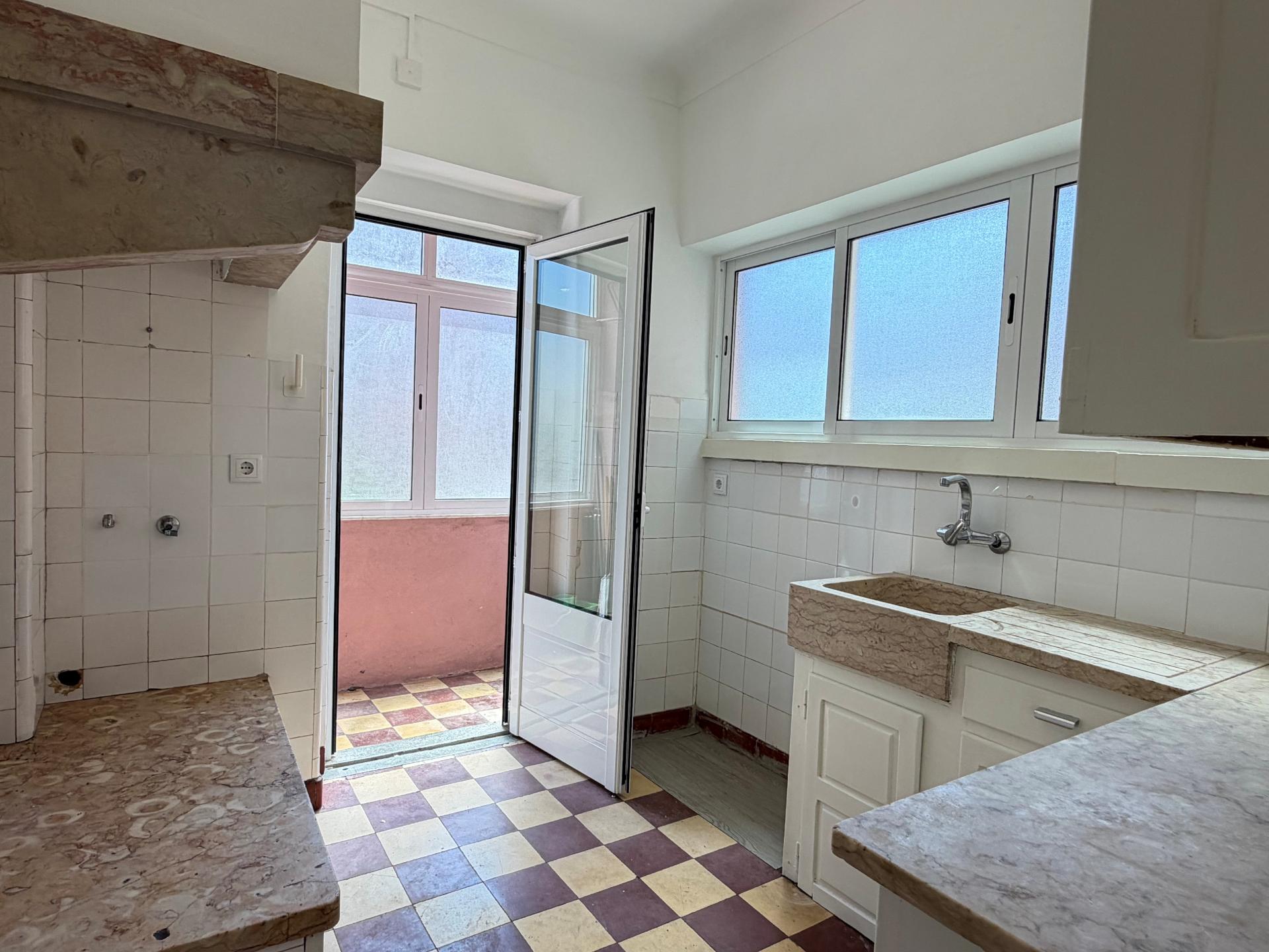 Apartamento T1+1 - Moscavide - R/C Alto - Central