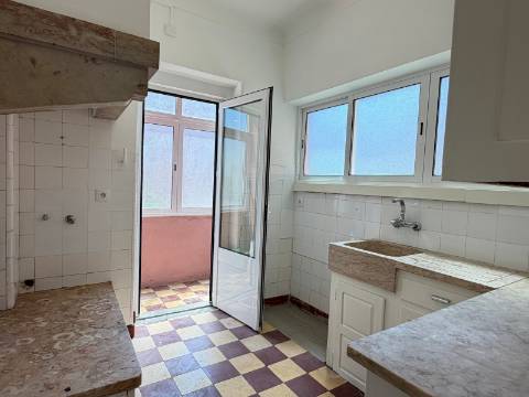 Apartamento T1+1 - Moscavide - R/C Alto - Central