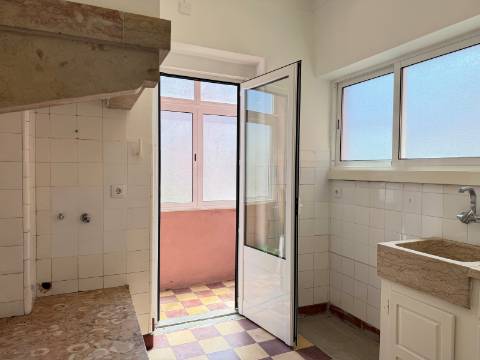 Apartamento T1+1 - Moscavide - R/C Alto - Central