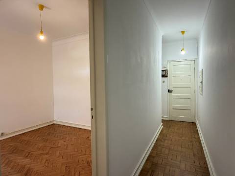 Apartamento T1+1 - Moscavide - R/C Alto - Central