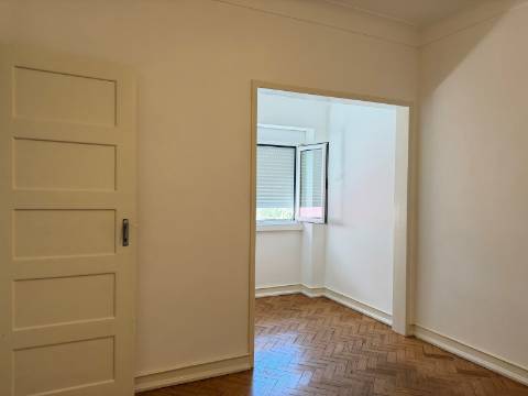 Apartamento T1+1 - Moscavide - R/C Alto - Central