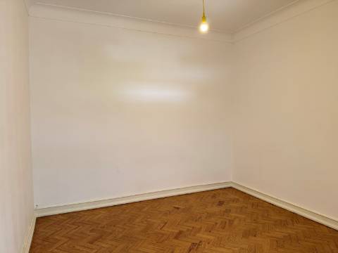 Apartamento T1+1 - Moscavide - R/C Alto - Central