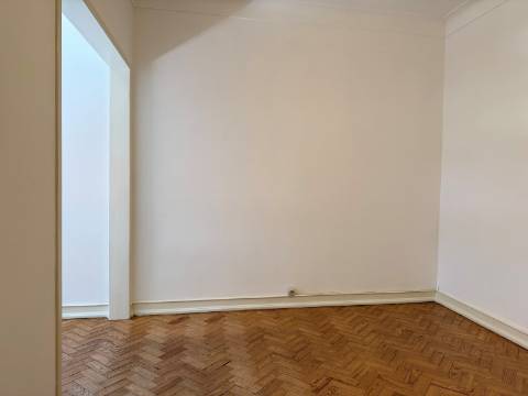 Apartamento T1+1 - Moscavide - R/C Alto - Central