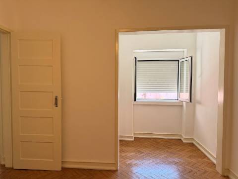 Apartamento T1+1 - Moscavide - R/C Alto - Central