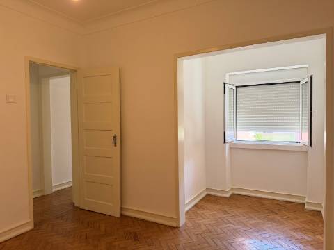 Apartamento T1+1 - Moscavide - R/C Alto - Central