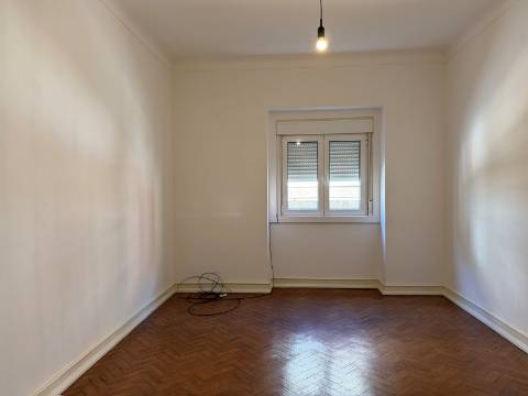 Apartamento T1+1 - Moscavide - R/C Alto - Central