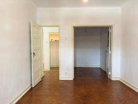 Apartamento T1+1 - Moscavide - R/C Alto - Central