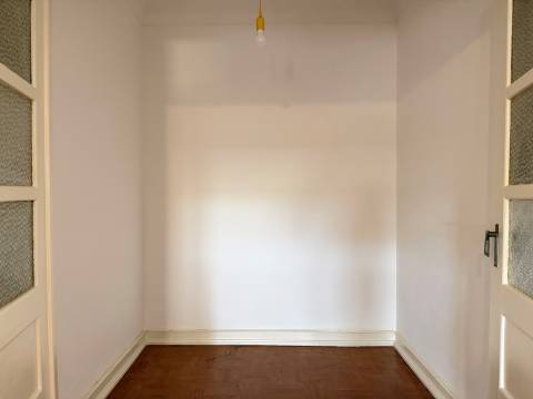 Apartamento T1+1 - Moscavide - R/C Alto - Central