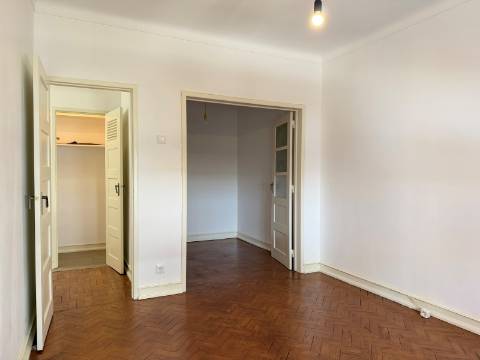 Apartamento T1+1 - Moscavide - R/C Alto - Central