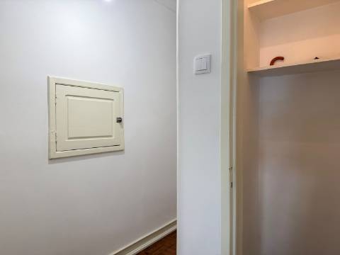 Apartamento T1+1 - Moscavide - R/C Alto - Central