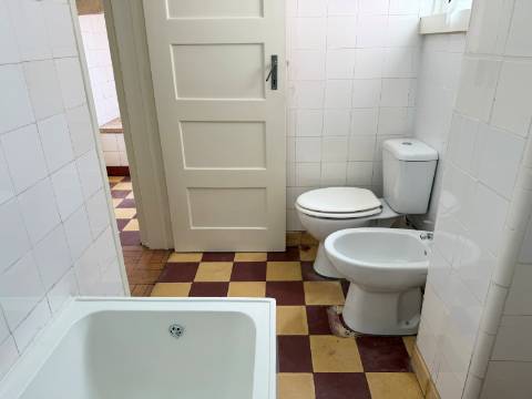 Apartamento T1+1 - Moscavide - R/C Alto - Central