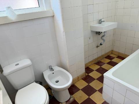 Apartamento T1+1 - Moscavide - R/C Alto - Central