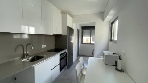 Apartamento T2 - Moscavide p/ Arrendar Junto à Universidade IADE - Muita Luz